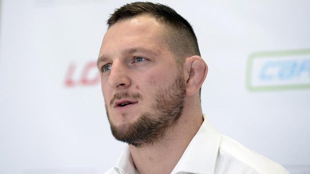 Judista Lukáš Krpálek při převzetí sponzorského vozu v autosalonu Louda. Judista Lukáš Krpálek při převzetí sponzorského vozu v autosalonu Louda.