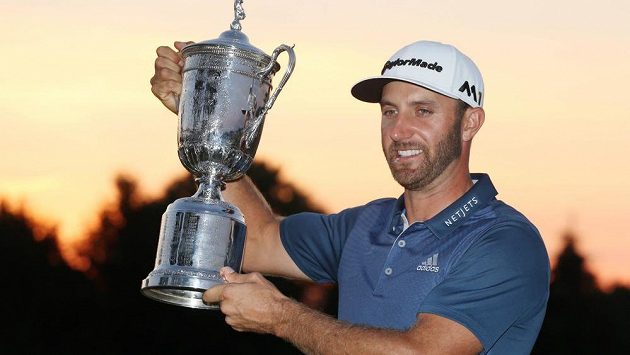 Vítěz golfového US Open Dustin Johnson s trofejí. Vítěz golfového US Open Dustin Johnson s trofejí.