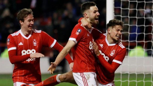 Ben Brereton z Nottinghamu Forest (uprostřed) slaví gól vstřelený Arsenalu. Druholigový celek nakonec účastníka Premier League vyštípal z Anglického poháru. Ben Brereton z Nottinghamu Forest (uprostřed) slaví gól vstřelený Arsenalu. Druholigový celek nakonec účastníka Premier League vyštípal z Anglického poháru.