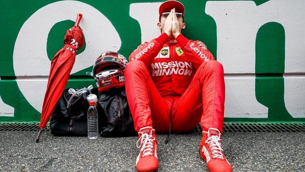 Zklamaný Charles Leclerc. Zklamaný Charles Leclerc.