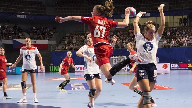 Česká házenkářka Veronika Malá zakončuje jeden z útoků v duelu s Norskem na evropském šampionátu. Češky ale na ME s Norskem prohrály. Česká házenkářka Veronika Malá zakončuje jeden z útoků v duelu s Norskem na evropském šampionátu. Češky ale na ME s Norskem prohrály.