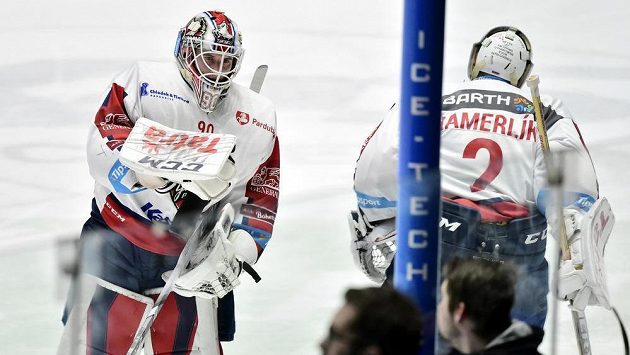 Po druhém inkasovaném gólu od Vítkovic odjel na střídačku brankář Pardubic Ondřej Kacetl (vlevo). Místo něj nastoupil Peter Hamerlík. Po druhém inkasovaném gólu od Vítkovic odjel na střídačku brankář Pardubic Ondřej Kacetl (vlevo). Místo něj nastoupil Peter Hamerlík.