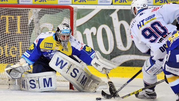 Brněnský Martin Dočekal se snaží vyzrát na zlínského brankáře Petra Zavadila. Brněnský Martin Dočekal se snaží vyzrát na zlínského brankáře Petra Zavadila.