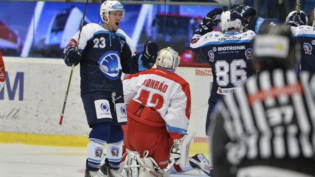 Petr Straka z Plzně (vlevo) se raduje z gólu do branky olomouckého brankáře Branislava Konráda (uprostřed zády) v utkání 3. kola ELH. Petr Straka z Plzně (vlevo) se raduje z gólu do branky olomouckého brankáře Branislava Konráda (uprostřed zády) v utkání 3. kola ELH.