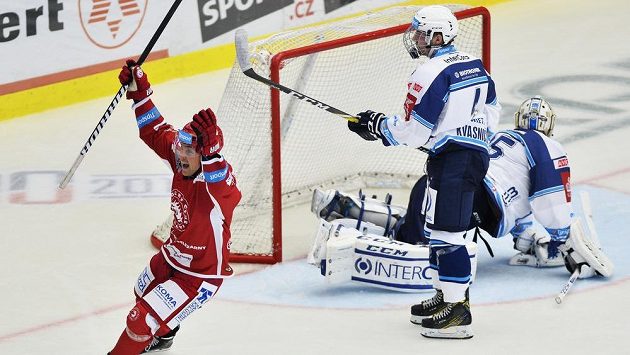 Gólová radost třineckého útočníka Erika Hrni. V plzeňské brance je Matěj Machovský, před ním jeho spoluhráč David Kvasnička. Gólová radost třineckého útočníka Erika Hrni. V plzeňské brance je Matěj Machovský, před ním jeho spoluhráč David Kvasnička.