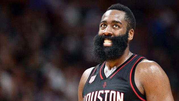 James Harden (13) z Houstonu očima hypnotizuje čas. James Harden (13) z Houstonu očima hypnotizuje čas.