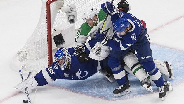 Český obránce Tampy Jan Rutta pomáhá brankáři Andreji Vasilevskému vyřešit atak Coreyho Perryho z Dallasu ve finále Stanley Cupu. Český obránce Tampy Jan Rutta pomáhá brankáři Andreji Vasilevskému vyřešit atak Coreyho Perryho z Dallasu ve finále Stanley Cupu.