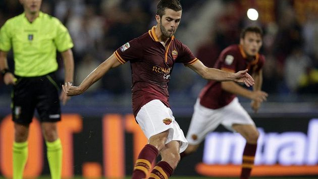 Miralem Pjanič, autor obou gólů AS Řím v souboji s Neapolí, proměňuje v 71. minutě penaltu. Miralem Pjanič, autor obou gólů AS Řím v souboji s Neapolí, proměňuje v 71. minutě penaltu.