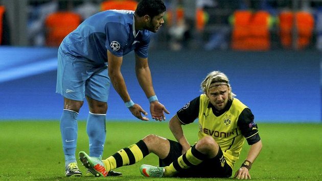 Zraněný obránce Dortmundu Marcel Schmelzer a útočník Petrohradu Hulk (vlevo). Zraněný obránce Dortmundu Marcel Schmelzer a útočník Petrohradu Hulk (vlevo).
