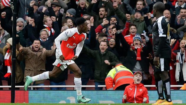 Útočník Arsenalu Danny Welbeck se raduje z rozhodujícího gólu do sítě Leicesteru v zápase 26. kola anglické Premier League. Útočník Arsenalu Danny Welbeck se raduje z rozhodujícího gólu do sítě Leicesteru v zápase 26. kola anglické Premier League.