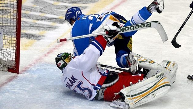 Jonas Enlund v tvrdém souboji s brankářem Alexanderem Salákem. Jonas Enlund v tvrdém souboji s brankářem Alexanderem Salákem.