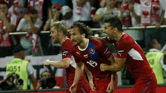 Petr Jiráček (uprostřed) se raduje z branky s Tomášem Hübschmanem (vlevo) a Milanem Barošem. Petr Jiráček (uprostřed) se raduje z branky s Tomášem Hübschmanem (vlevo) a Milanem Barošem.