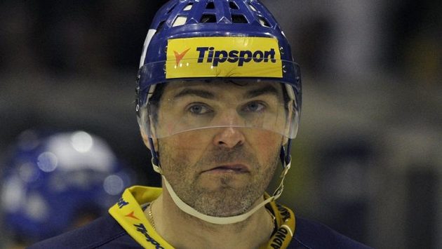 Jaromír Jágr se netváří zrovna šťastně, ale Kladno se v pátek doma pod jeho vedením dočkalo první výhry Jaromír Jágr se netváří zrovna šťastně, ale Kladno se v pátek doma pod jeho vedením dočkalo první výhry