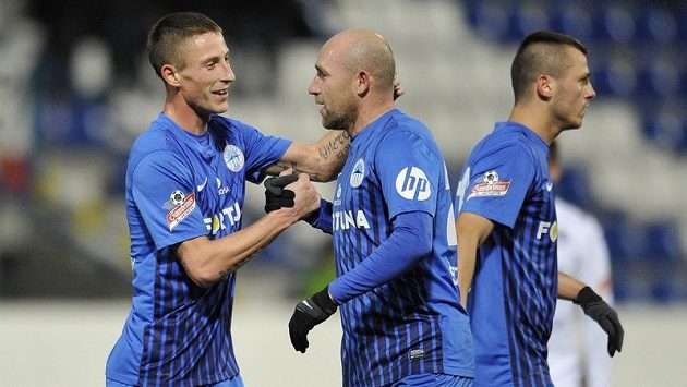 Liberecký Jiří Štajner (druhý zleva) přijímá gratulace od Jiřího Fleišmana. Vpravo odchází Miloš Bosančič. Liberecký Jiří Štajner (druhý zleva) přijímá gratulace od Jiřího Fleišmana. Vpravo odchází Miloš Bosančič.