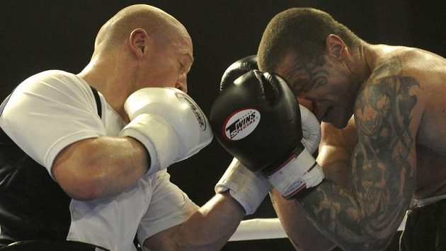 Český profesionální boxer Lukáš Konečný (vlevo) zvítězil v exhibičním zápase nad bývalým pornohercem a boxerem Robertem Rosenbergem. Český profesionální boxer Lukáš Konečný (vlevo) zvítězil v exhibičním zápase nad bývalým pornohercem a boxerem Robertem Rosenbergem.