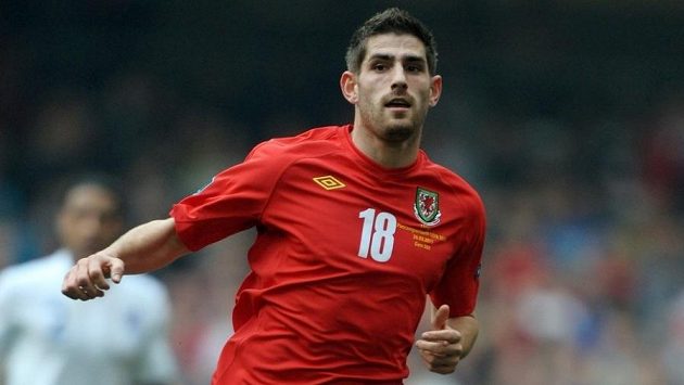 Ched Evans v dresu velšského národního mužstva. Ched Evans v dresu velšského národního mužstva.