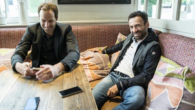 Brankář Petr Čech (vlevo) je pro agenturu Viktora Koláře významným klientem, i proto spolu často diskutují nejen o fotbalových věcech. Brankář Petr Čech (vlevo) je pro agenturu Viktora Koláře významným klientem, i proto spolu často diskutují nejen o fotbalových věcech.