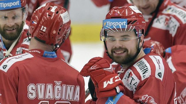 Hráči Třince se radují z vítězství. Zleva Martin Růžička, Vladimír Svačina a Milan Doudera. Hráči Třince se radují z vítězství. Zleva Martin Růžička, Vladimír Svačina a Milan Doudera.