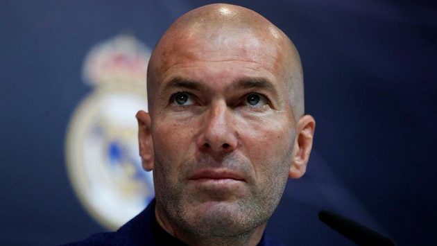 Zinédine Zidane na tiskové konferenci v Madridu, na níž oznámil svůj konec u Realu. Kam povedou jeho další kroky? Zinédine Zidane na tiskové konferenci v Madridu, na níž oznámil svůj konec u Realu. Kam povedou jeho další kroky?
