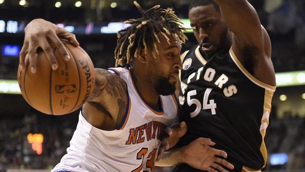 Derrick Williams (vlevo) z New York Knicks zkouší projít přes Normana Powella z Toronta. Derrick Williams (vlevo) z New York Knicks zkouší projít přes Normana Powella z Toronta.