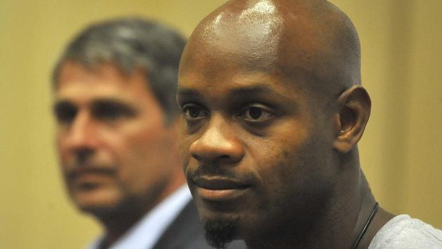 Jamajský sprinter Asafa Powell na tiskové konferenci před Zlatou tretrou, vlevo ředitel mítinku Jan Železný. Jamajský sprinter Asafa Powell na tiskové konferenci před Zlatou tretrou, vlevo ředitel mítinku Jan Železný.