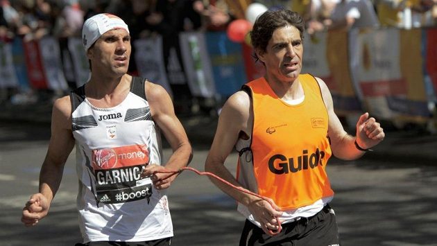 Co si zaslouží vodiči zrakově postižených běžců? (ilustrační foto z London Marathon) Co si zaslouží vodiči zrakově postižených běžců? (ilustrační foto z London Marathon)