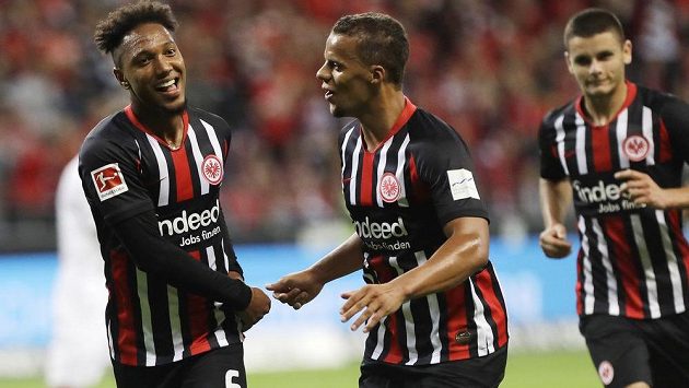 Fotbalista Frankfurtu Jonathan de Guzman (vlevo) slaví se spoluhráči vedoucí gól v odvetě 3. předkola Evropské ligy. Fotbalista Frankfurtu Jonathan de Guzman (vlevo) slaví se spoluhráči vedoucí gól v odvetě 3. předkola Evropské ligy.