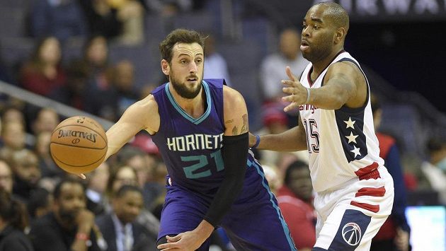 Italský rozehrávač Charlotte Marco Belinelli (vlevo) zkouší propasírovat míč přes bránícího Marcuse Thorntona z Washingtonu. Italský rozehrávač Charlotte Marco Belinelli (vlevo) zkouší propasírovat míč přes bránícího Marcuse Thorntona z Washingtonu.