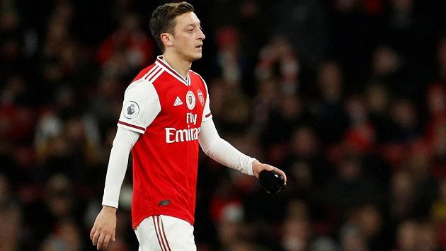 Čínská státní televize CCTV stáhla z vysílání nedělní utkání anglické fotbalové ligy mezi Arsenalem a Manchesterem City. Důvodem byl příspěvek záložníka Arsenalu Mesuta Özila na instagramu, v němž zkritizoval Čínu za tvrdý zásah na etnické muslimy v zemi. Čínská státní televize CCTV stáhla z vysílání nedělní utkání anglické fotbalové ligy mezi Arsenalem a Manchesterem City. Důvodem byl příspěvek záložníka Arsenalu Mesuta Özila na instagramu, v němž zkritizoval Čínu za tvrdý zásah na etnické muslimy v zemi.