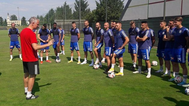Trenér Václav Jílek promlouvá k hráčům na prvním tréninku Sigmy. Trenér Václav Jílek promlouvá k hráčům na prvním tréninku Sigmy.