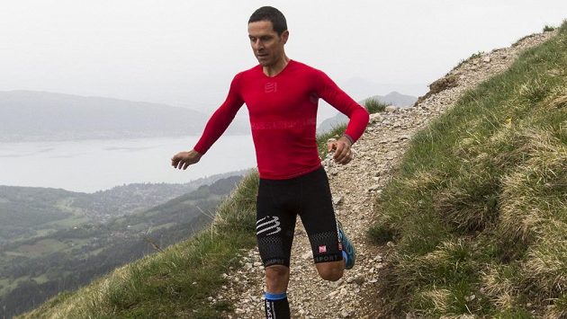 Sportovní triko se zapíná a vypíná podle potřeby. Sportovní triko se zapíná a vypíná podle potřeby.