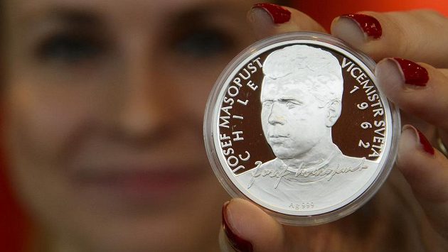 Stříbrná pamětní mince Josef Masopust z nové série Československé fotbalové legendy. Stříbrná pamětní mince Josef Masopust z nové série Československé fotbalové legendy.