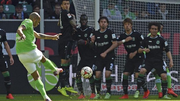 Naldo z VfL Wolfsburg pálí z trestného kopu na branku Hannoveru. Naldo z VfL Wolfsburg pálí z trestného kopu na branku Hannoveru.