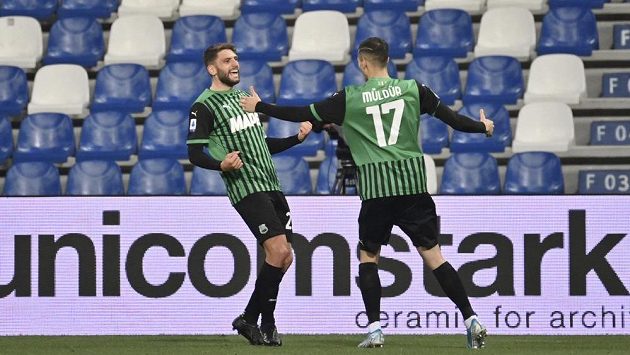 Domenico Berardi (vlevo) ze Sasuola oslavuje gól proti Sampdorii Domenico Berardi (vlevo) ze Sasuola oslavuje gól proti Sampdorii