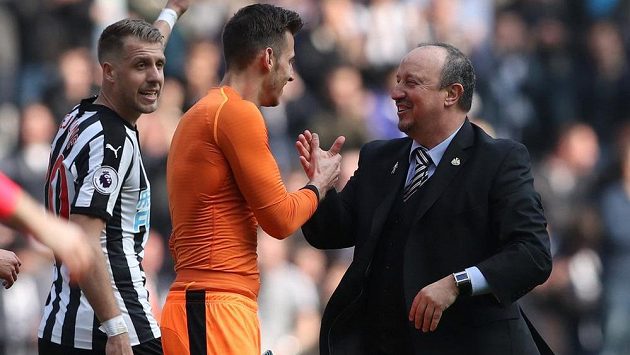 Rozradostněný kouč Newcastlu Rafael Benítez si plácá s brankářem Martinem Dúbravkou po výhře nad Arsenalem. Rozradostněný kouč Newcastlu Rafael Benítez si plácá s brankářem Martinem Dúbravkou po výhře nad Arsenalem.