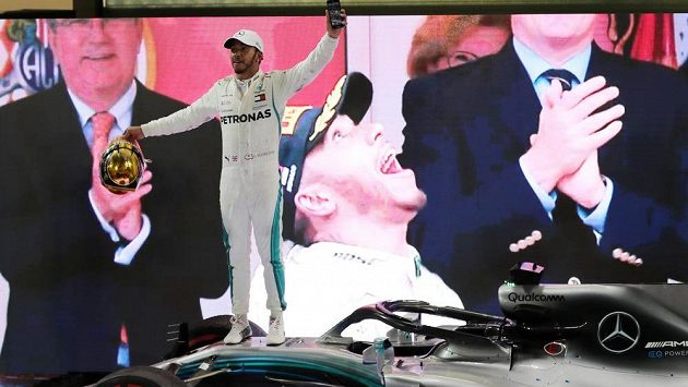Pilot Lewis Hamilton ze stáje Mercedes oslavuje na svém voze triumf ve Velké ceně Abú Zabí F1. Pilot Lewis Hamilton ze stáje Mercedes oslavuje na svém voze triumf ve Velké ceně Abú Zabí F1.