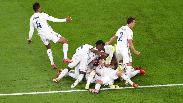 Fotbalisté Francie slaví vítězný gól proti Belgii. Fotbalisté Francie slaví vítězný gól proti Belgii.