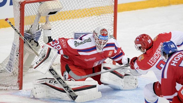 Ruský útočník Vjačeslav Leščenko (27) ztroskotal v nájezdu na Dominiku Furchovi (38). Situaci dojíždí Roman Horák (51). Ruský útočník Vjačeslav Leščenko (27) ztroskotal v nájezdu na Dominiku Furchovi (38). Situaci dojíždí Roman Horák (51).