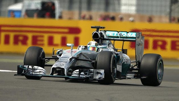 Lewis Hamilton s mercedesem na cestě k triumfu v Silverstonu. Lewis Hamilton s mercedesem na cestě k triumfu v Silverstonu.