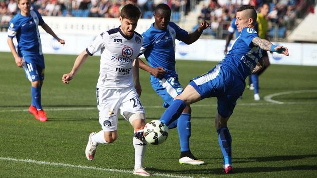 Michal Trávník (24) ze Slovácka a Jiří Fleišman (vpravo) a Soune Soungole z Liberce. Michal Trávník (24) ze Slovácka a Jiří Fleišman (vpravo) a Soune Soungole z Liberce.