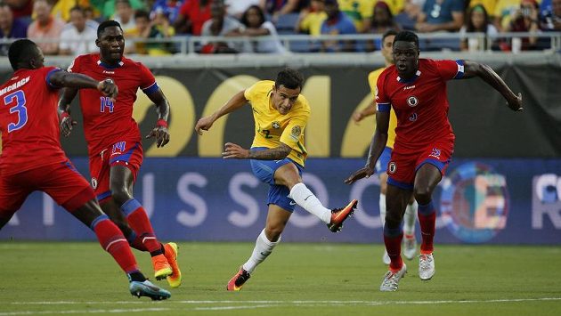 Brazilský záložník Philippe Coutinho pálí a obrana Haiti má stav nejvyšší pohotovosti. Brazilský záložník Philippe Coutinho pálí a obrana Haiti má stav nejvyšší pohotovosti.