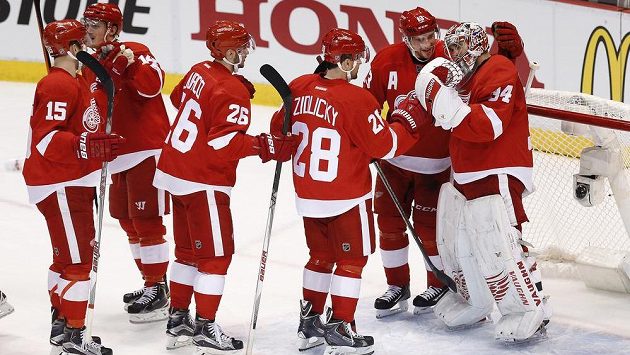 Brankář Detroitu Petr Mrázek slaví se spoluhráči vítězství nad Tampou Bay ve třetím utkání prvního kola play off NHL. Brankář Detroitu Petr Mrázek slaví se spoluhráči vítězství nad Tampou Bay ve třetím utkání prvního kola play off NHL.