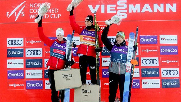 Lídr Světového poháru v severské kombinaci Jarl Magnus Riiber (uprostřed) z Norska vyhrál i druhý závod v Trondheimu. Lídr Světového poháru v severské kombinaci Jarl Magnus Riiber (uprostřed) z Norska vyhrál i druhý závod v Trondheimu.