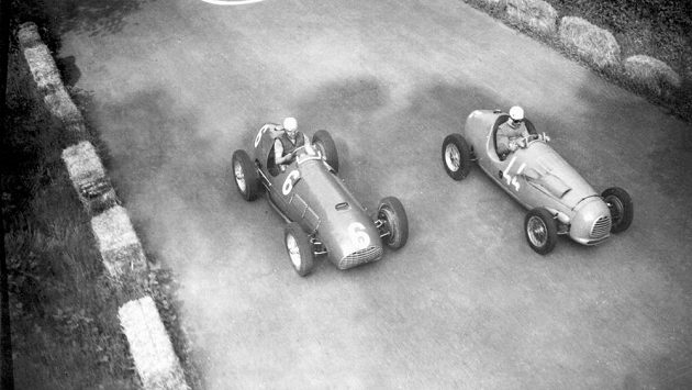 Ital Alberto Ascari (vlevo) a Francouz Robert Manzon na snímku ze závodů v Monze v roce 1951. Ital Alberto Ascari (vlevo) a Francouz Robert Manzon na snímku ze závodů v Monze v roce 1951.