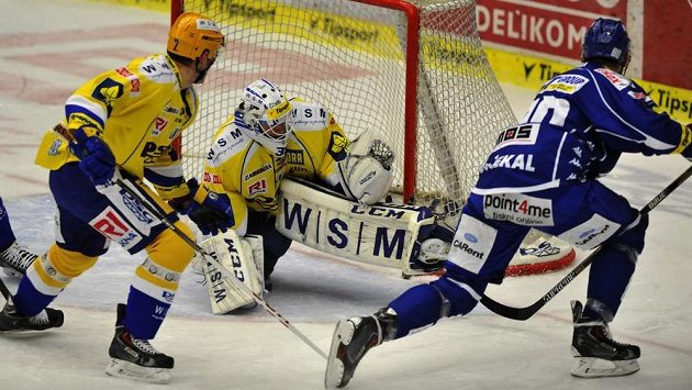 Brněnský útočník Martin Dočekal (vpravo) překonává zlínského brankáře Libora Kašíka. Vlevo přihlíží obránce Beranů Dalibor Řezníček. Brněnský útočník Martin Dočekal (vpravo) překonává zlínského brankáře Libora Kašíka. Vlevo přihlíží obránce Beranů Dalibor Řezníček.