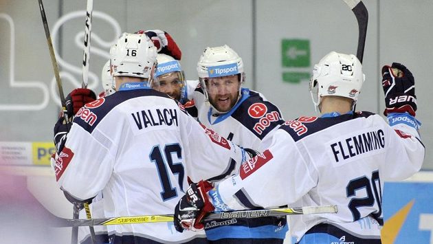 Radost chomutovských hráčů z gólu v Brně. Radost chomutovských hráčů z gólu v Brně.