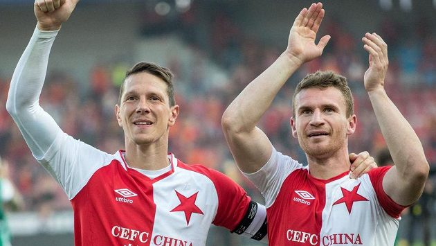 Fotbalisté Slavie Praha Jiří Bílek (vlevo) a Muris Mešanovič se radují z vítězství. Fotbalisté Slavie Praha Jiří Bílek (vlevo) a Muris Mešanovič se radují z vítězství.