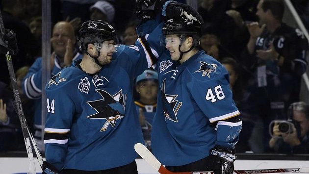 Český útočník Tomáš Hertl (48) vpravo přijímá gratulaci od obránce Marca-Edouarda Vlasica (44). Český útočník Tomáš Hertl (48) vpravo přijímá gratulaci od obránce Marca-Edouarda Vlasica (44).