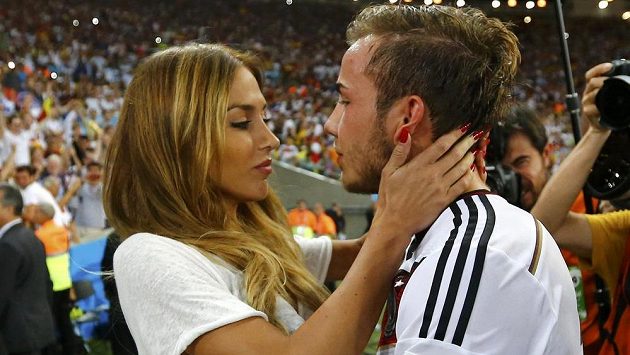 Nejsladší odměna za rozhodující finálovou trefu. Mario Götze dostal pusu od své přítelkyně. Nejsladší odměna za rozhodující finálovou trefu. Mario Götze dostal pusu od své přítelkyně.