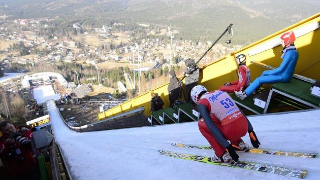 Polský reprezentant a olympijský vítěz Kamil Stoch se rozjíždí z můstku v Harrachově. Polský reprezentant a olympijský vítěz Kamil Stoch se rozjíždí z můstku v Harrachově.